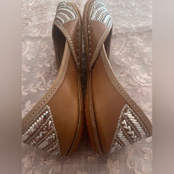 Hand embroidered silver flats Punjabi Jutti- Size 7.5 - Picture 6 of 13